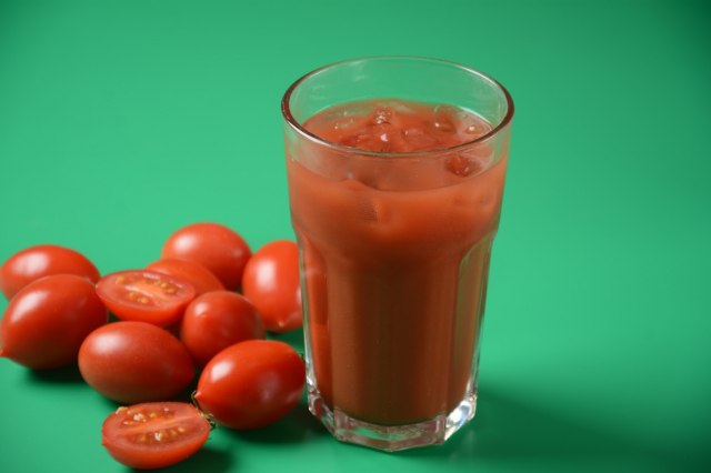 Najbolji za ishranu srèanog mišiæa, ali opasan u dva sluèaja: Kako pravilno piti sok od paradajza?
